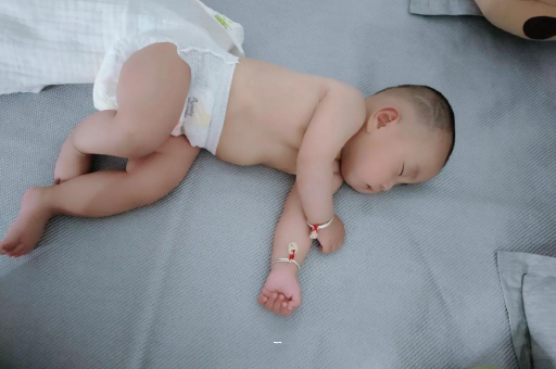 代怀包生男孩医院宝宝多久会抬头